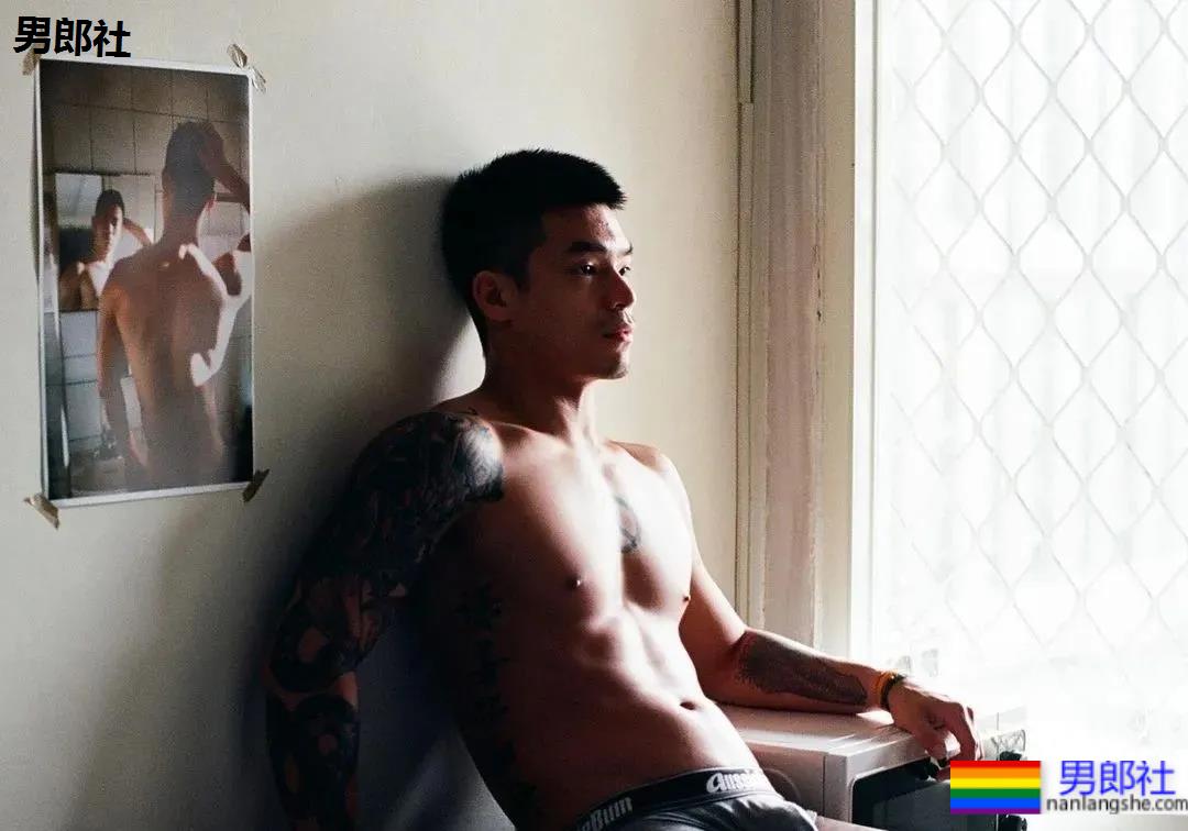 肌肉咖啡师小哥火了,网友:想尝尝他的牛奶特调! - 51虹马 肌肉咖啡师小哥火了,网友:想尝尝他的牛奶特调! - 51虹马