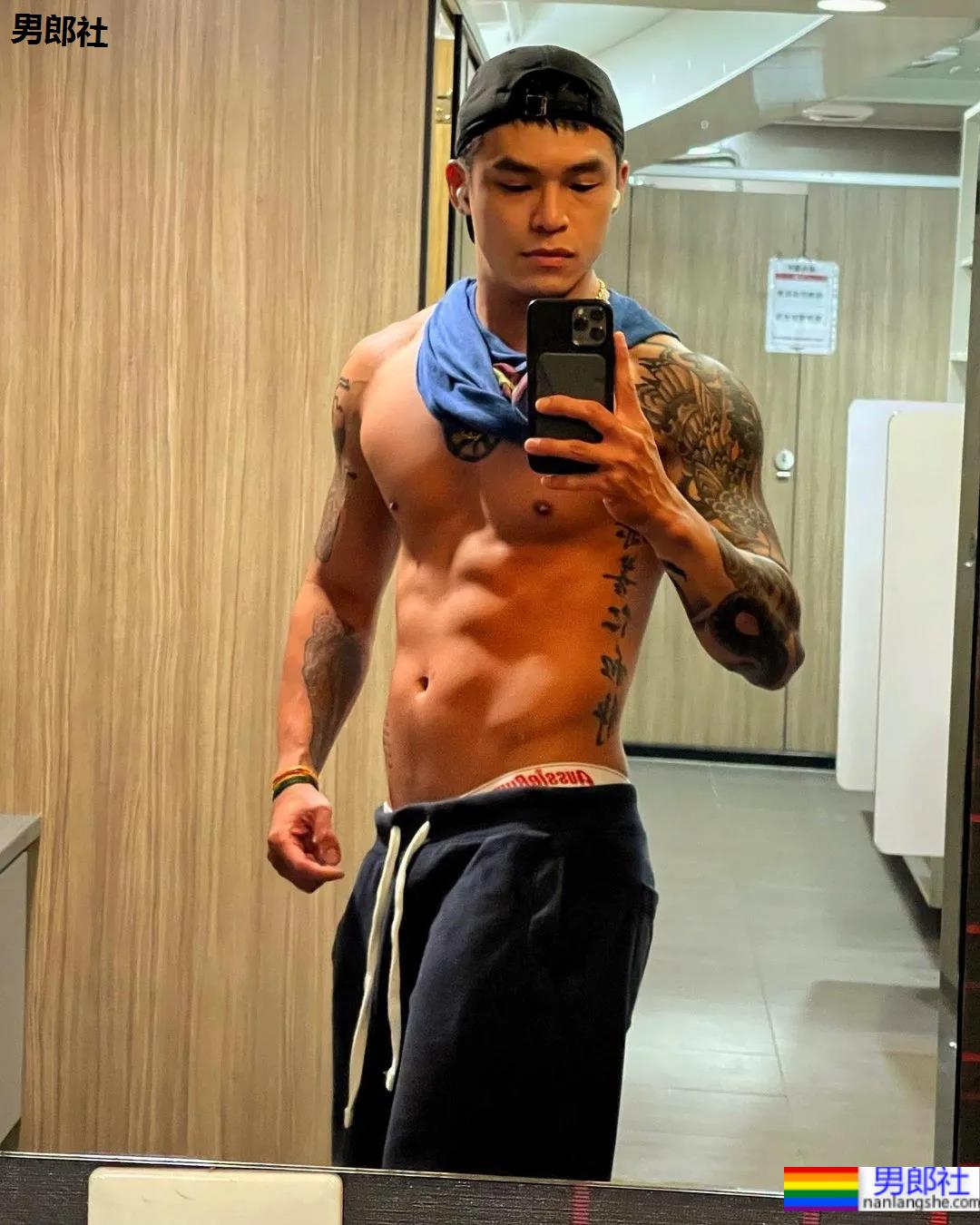 肌肉咖啡师小哥火了,网友:想尝尝他的牛奶特调! - 51虹马 肌肉咖啡师小哥火了,网友:想尝尝他的牛奶特调! - 51虹马