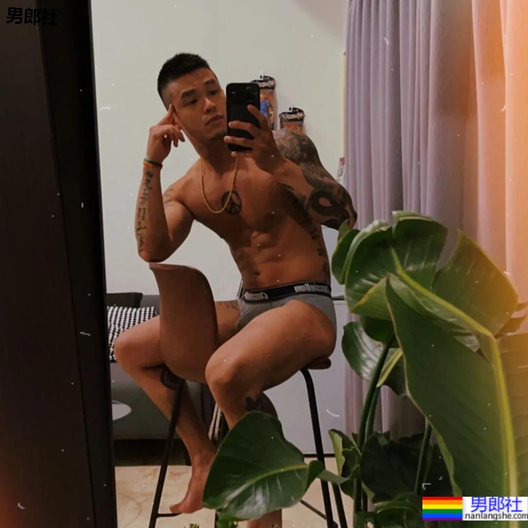 肌肉咖啡师小哥火了,网友:想尝尝他的牛奶特调! - 51虹马 肌肉咖啡师小哥火了,网友:想尝尝他的牛奶特调! - 51虹马