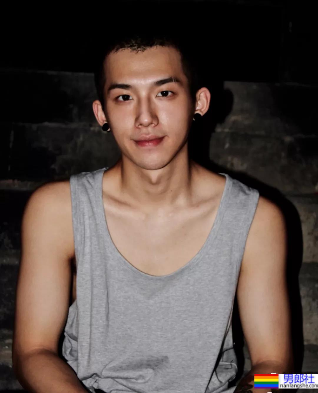 这位寸头男孩颜值也太能打了吧！ - 51虹马