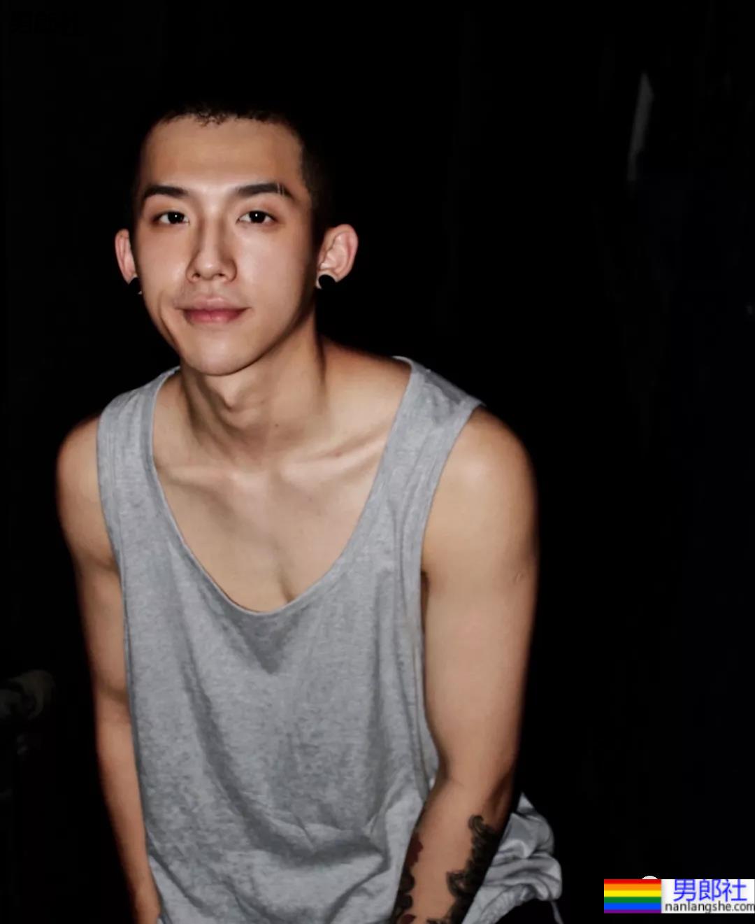 这位寸头男孩颜值也太能打了吧！ - 51虹马