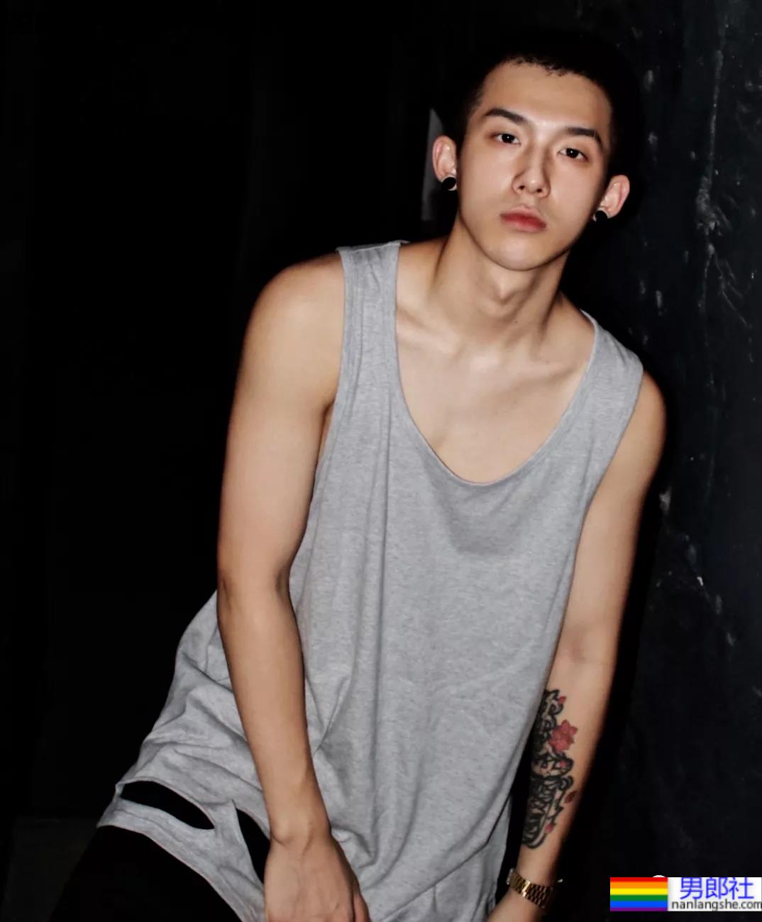 这位寸头男孩颜值也太能打了吧！ - 51虹马