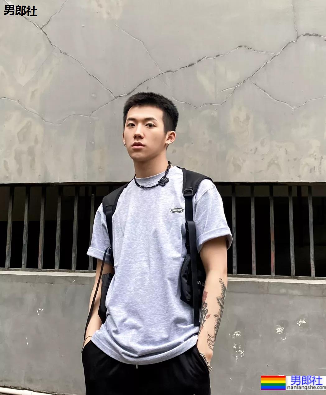 这位寸头男孩颜值也太能打了吧！ - 51虹马