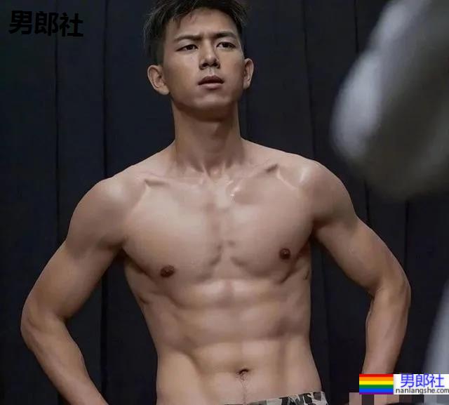 李现穿紧身潜水服秀肌肉视频火了！“现男友”最全腹肌照一览，可收藏！ - 51虹马