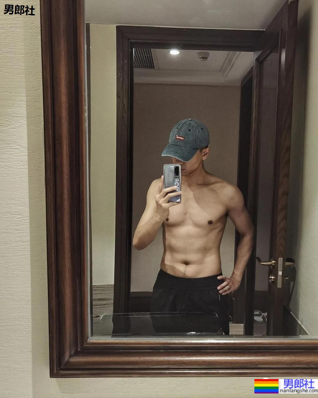 李现穿紧身潜水服秀肌肉视频火了！“现男友”最全腹肌照一览，可收藏！ - 51虹马