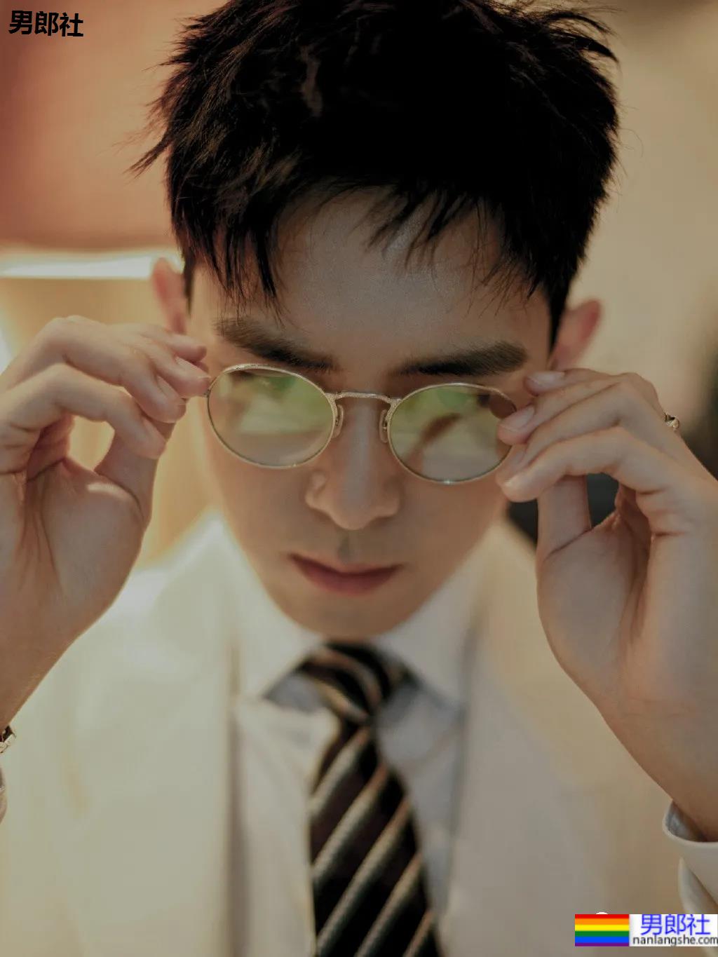 李现穿紧身潜水服秀肌肉视频火了！“现男友”最全腹肌照一览，可收藏！ - 51虹马