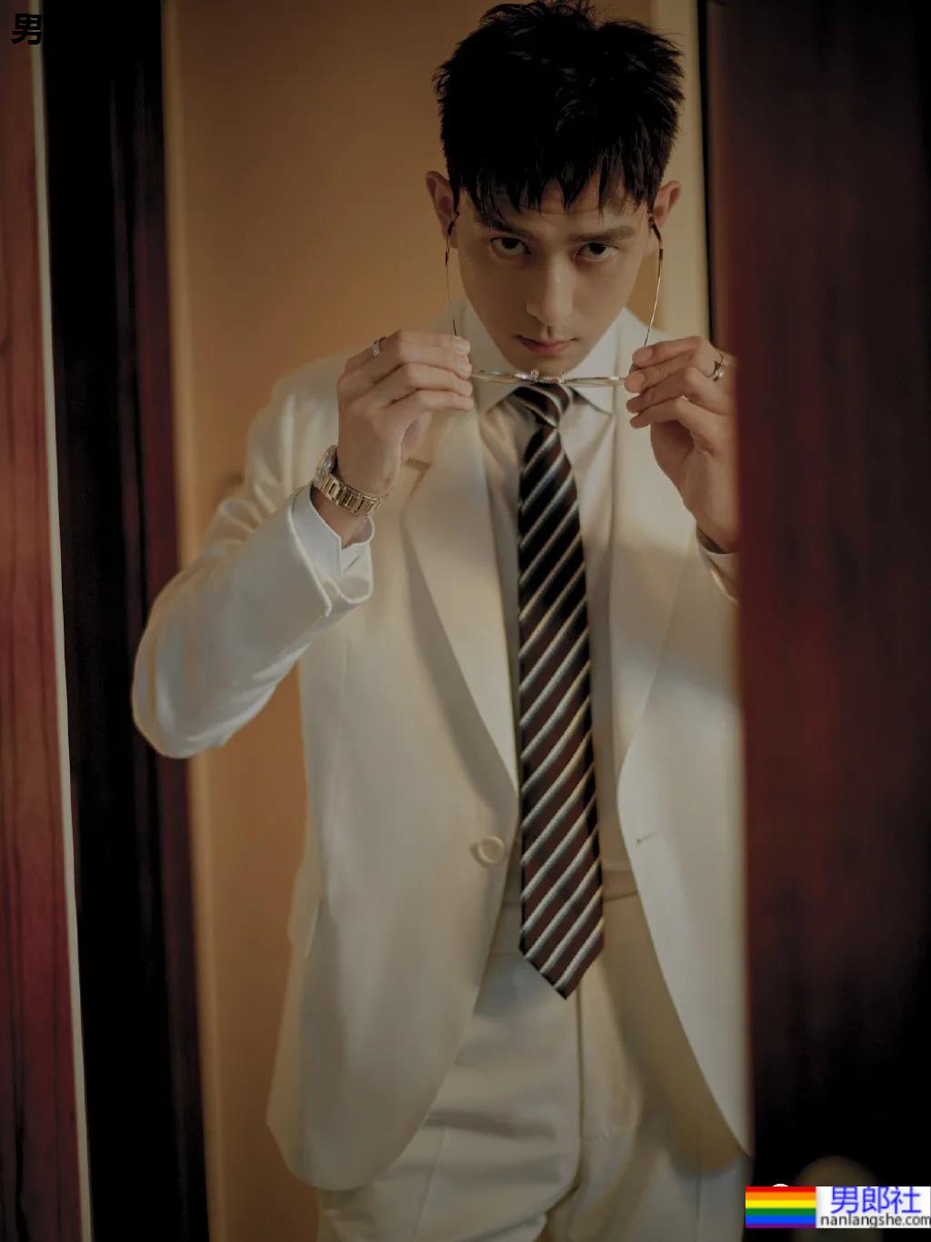 李现穿紧身潜水服秀肌肉视频火了！“现男友”最全腹肌照一览，可收藏！ - 51虹马