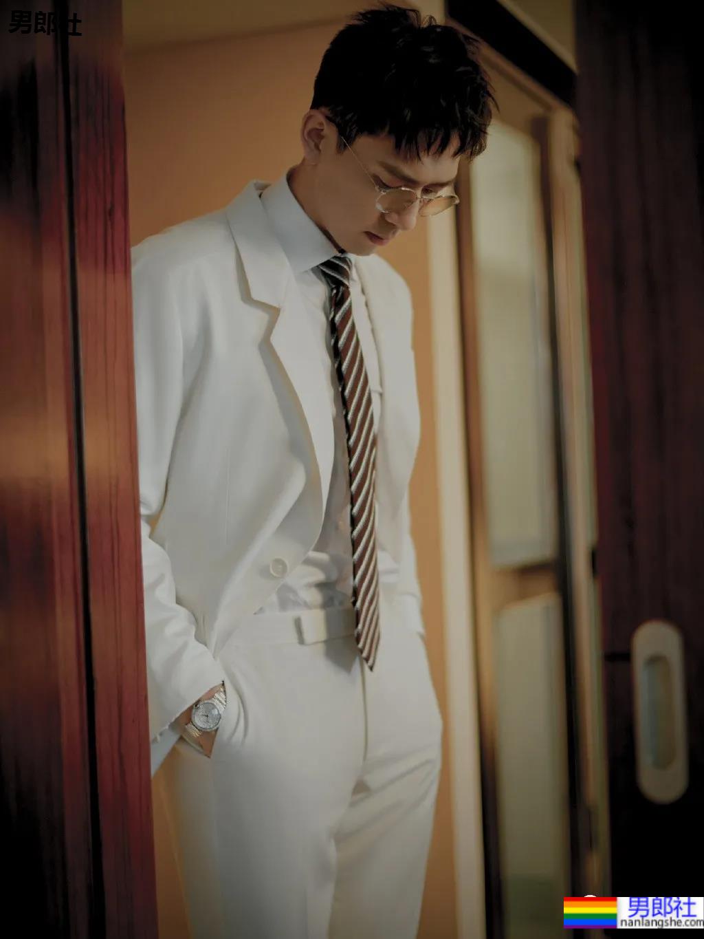 李现穿紧身潜水服秀肌肉视频火了！“现男友”最全腹肌照一览，可收藏！ - 51虹马