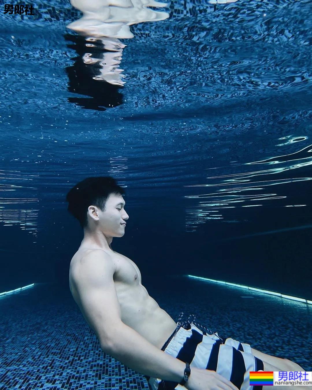 八块腹肌的健身博主，这身肌肉也太惹眼了！ - 51虹马