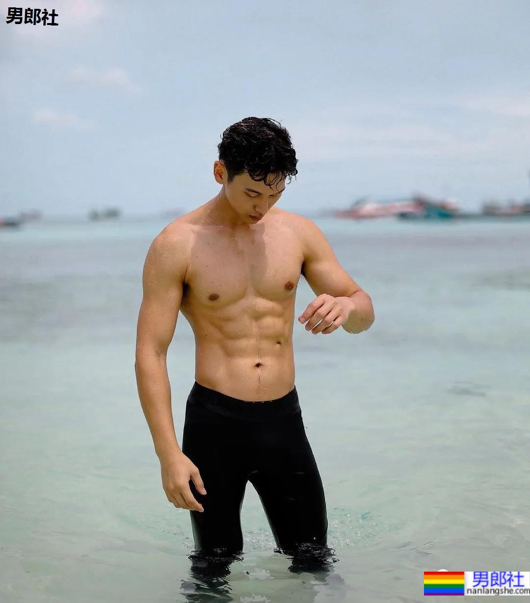 八块腹肌的健身博主，这身肌肉也太惹眼了！ - 51虹马