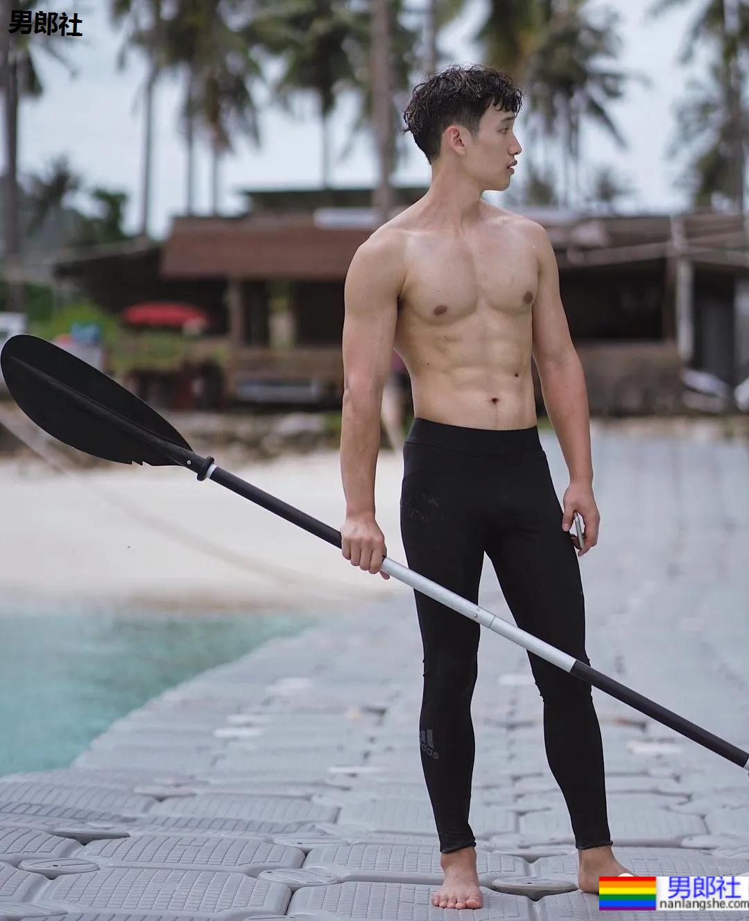 八块腹肌的健身博主，这身肌肉也太惹眼了！ - 51虹马