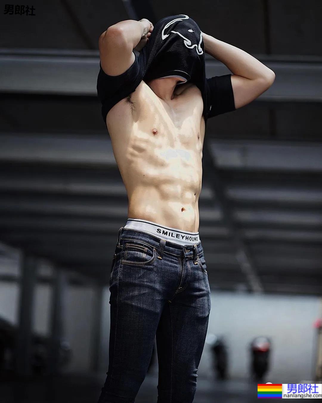 八块腹肌的健身博主，这身肌肉也太惹眼了！ - 51虹马