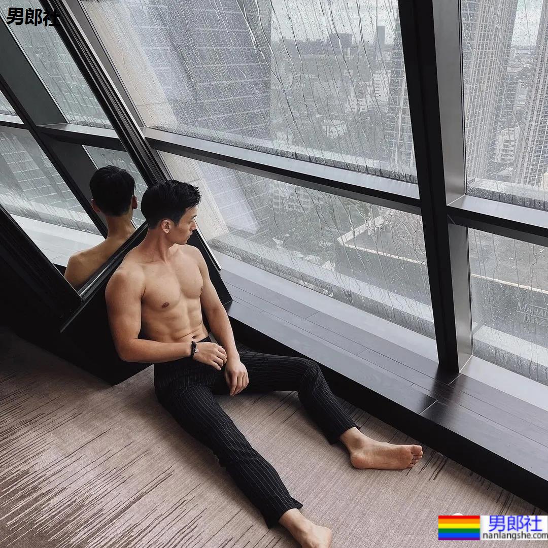 八块腹肌的健身博主，这身肌肉也太惹眼了！ - 51虹马