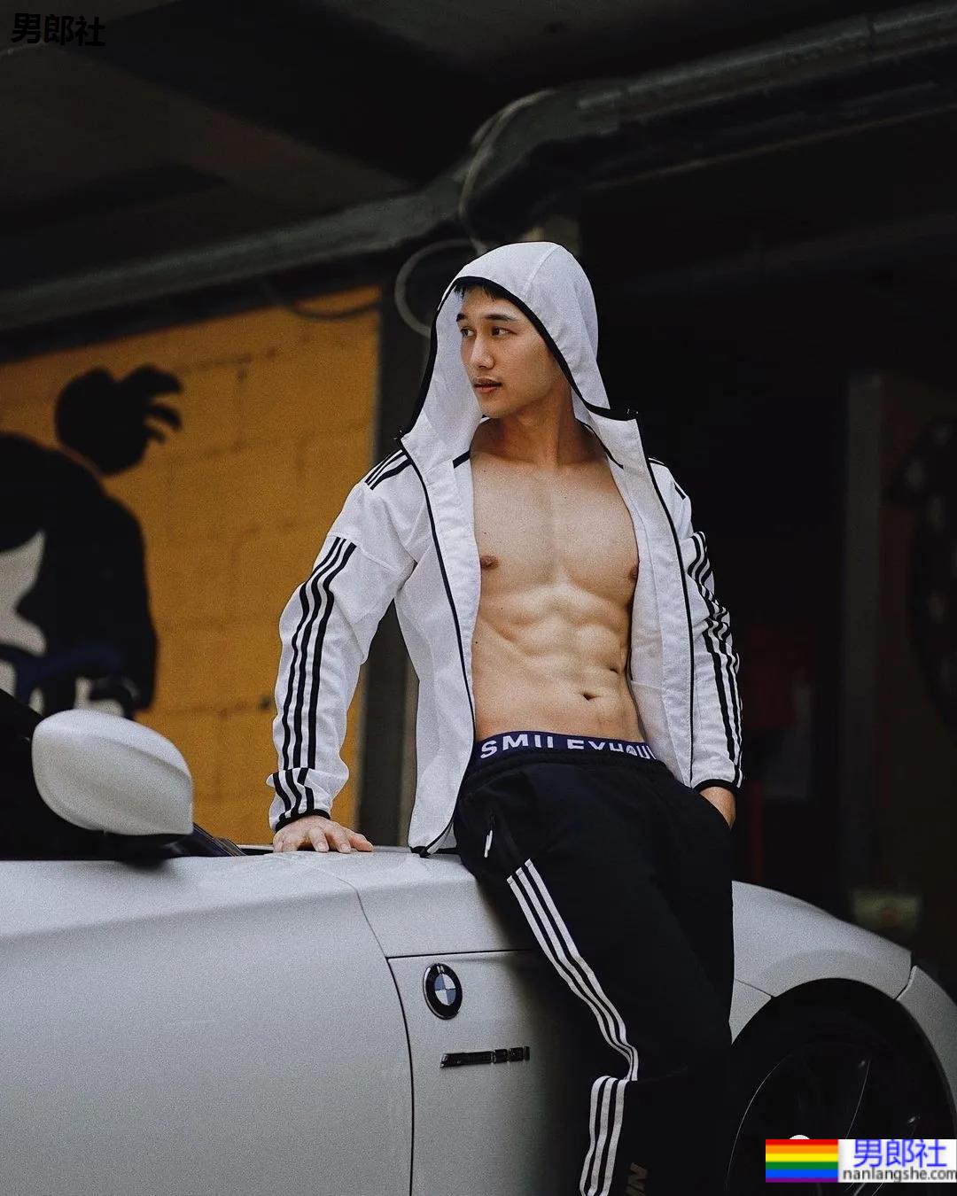 八块腹肌的健身博主，这身肌肉也太惹眼了！ - 51虹马