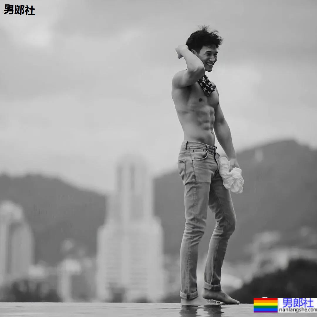 八块腹肌的健身博主，这身肌肉也太惹眼了！ - 51虹马