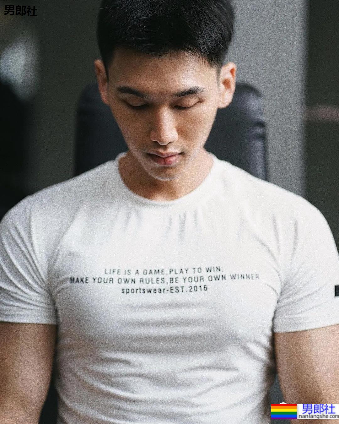 八块腹肌的健身博主，这身肌肉也太惹眼了！ - 51虹马