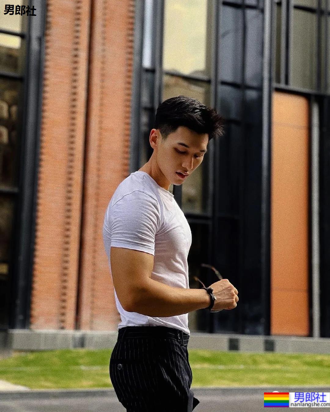 八块腹肌的健身博主，这身肌肉也太惹眼了！ - 51虹马