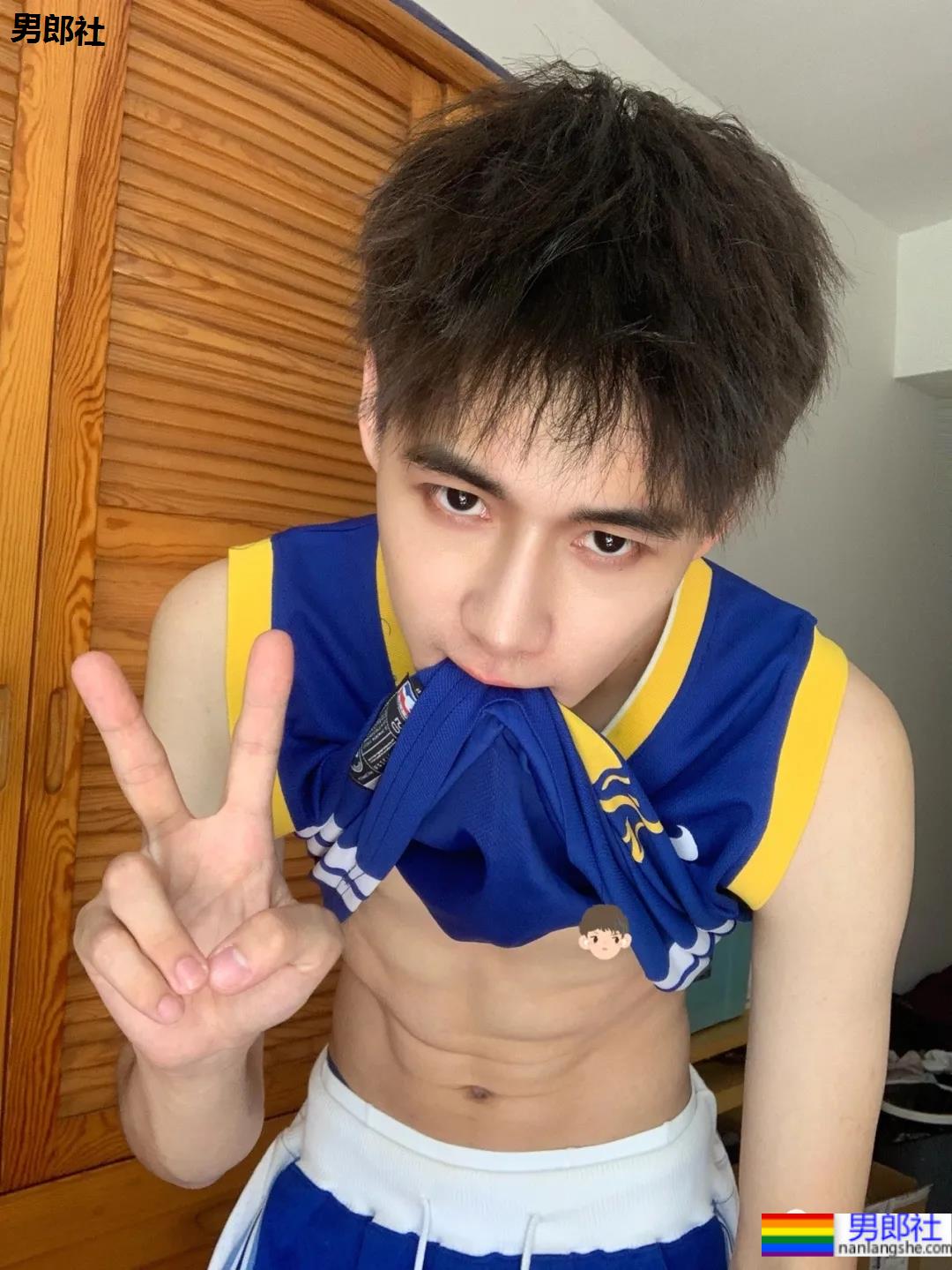 奶狗版蜘蛛侠，高颜值白净小哥哥也太可了! - 51虹马