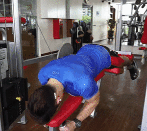 健身小哥因大腿肌肉太好看被公然揩油，这…… - 51虹马