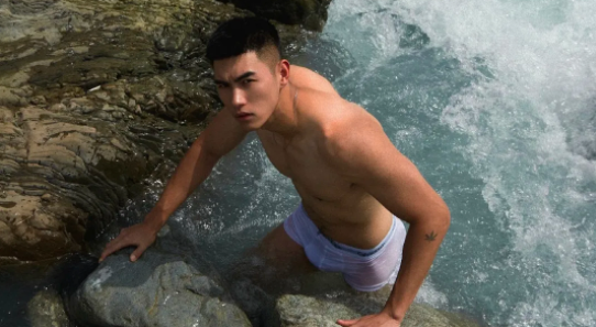 看了昨天那位艳福不浅的40岁大叔Gay,谁还担心自己变老?-51虹马