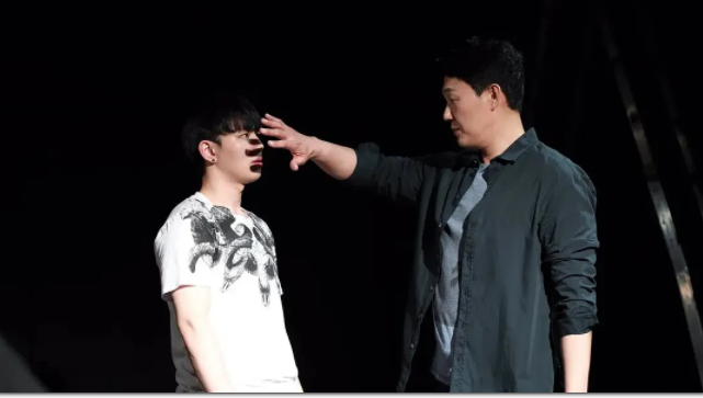 看了昨天那位艳福不浅的40岁大叔Gay，谁还担心自己变老？ - 51虹马