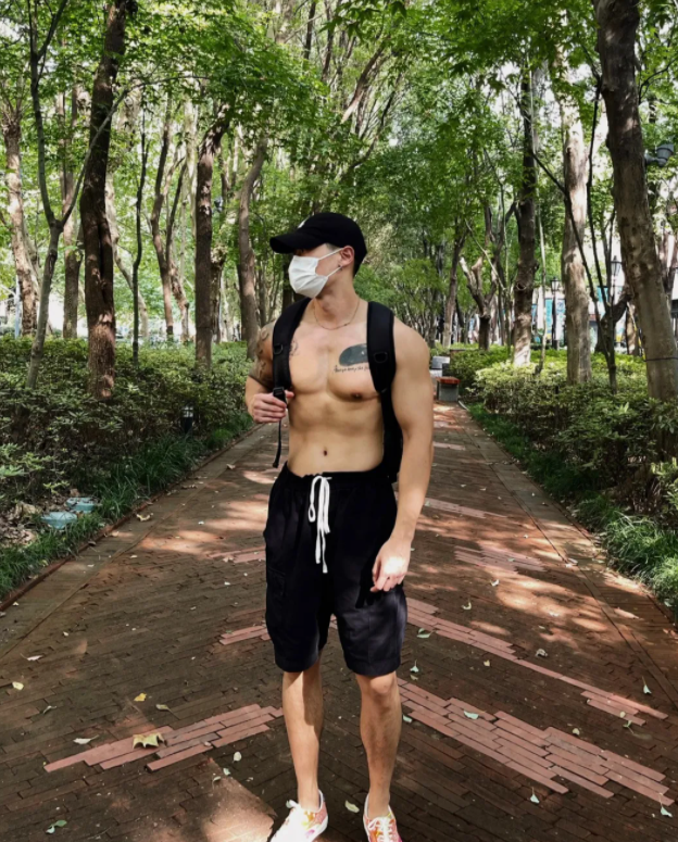 小树林光膀子的野生肌肉体育生扒到了,武汉肌肉医生刷屏被网友求检查! - 51虹马 小树林光膀子的野生肌肉体育生扒到了,武汉肌肉医生刷屏被网友求检查! - 51虹马