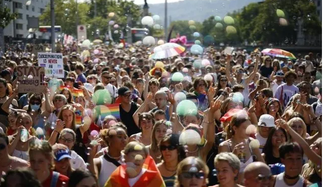 瑞士数万人上街要求同性婚姻合法化-51虹马