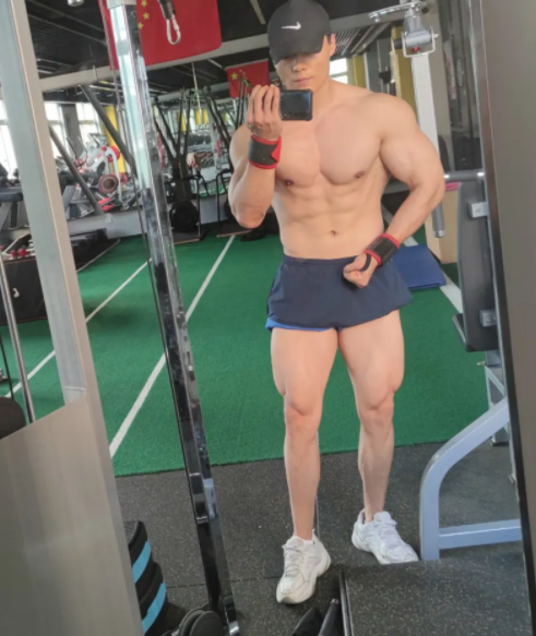 健身小哥因大腿肌肉太好看被公然揩油，这……-51虹马