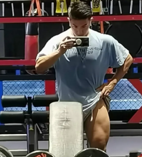 健身小哥因大腿肌肉太好看被公然揩油，这…… - 51虹马