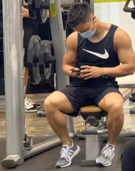 健身小哥因大腿肌肉太好看被公然揩油，这…… - 51虹马