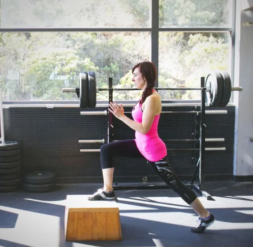 一个小技巧让你更好的做箭步蹲 - 51虹马 一个小技巧让你更好的做箭步蹲 - 51虹马