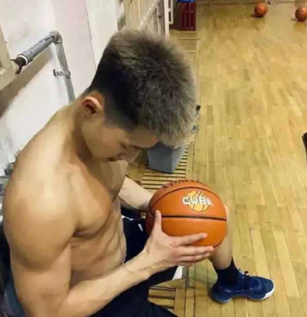 体校宿舍与舍友吃饭常“断片”,怀疑被喂食迷药,男生们要当心-51虹马