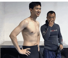 李现穿紧身潜水服秀肌肉视频火了！“现男友”最全腹肌照一览，可收藏！-51虹马