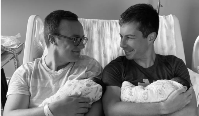 美国交通部长晒照喜迎双胞胎,和丈夫组成4口之家-51虹马