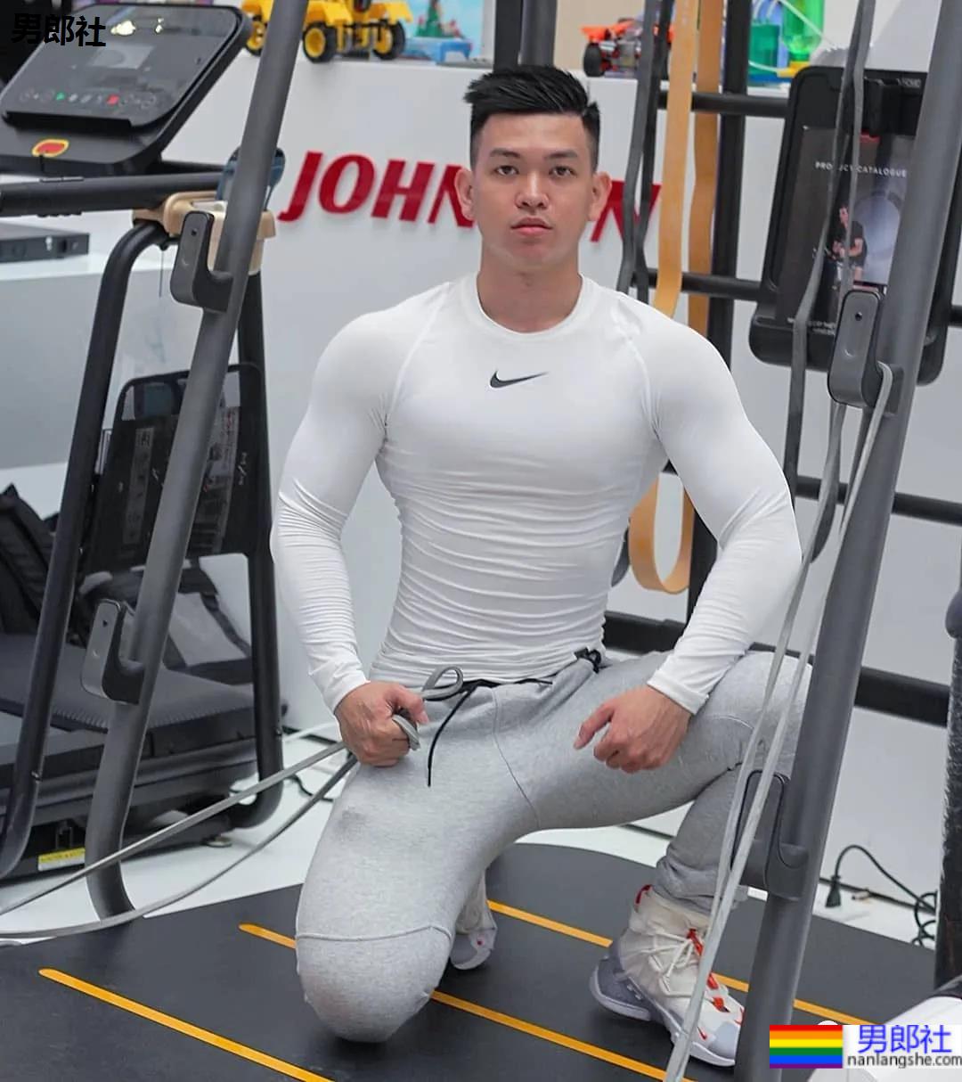 为什么网红肌肉男都爱穿紧身衣？！-51虹马