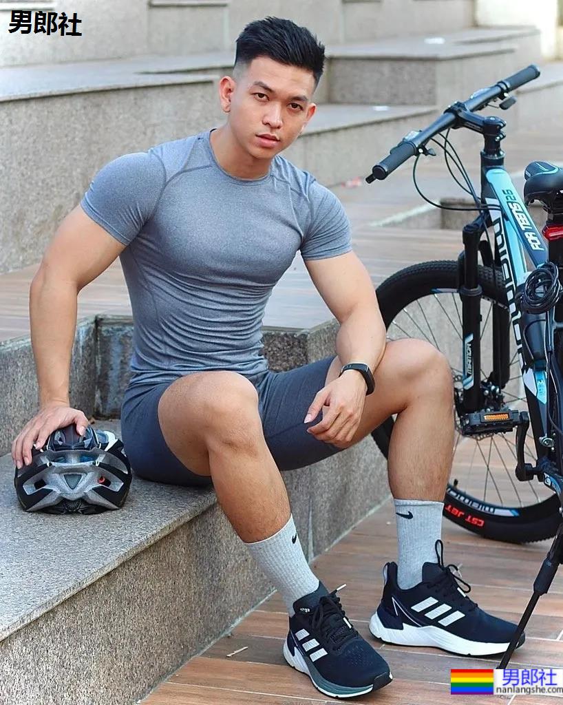 为什么网红肌肉男都爱穿紧身衣？！ - 51虹马