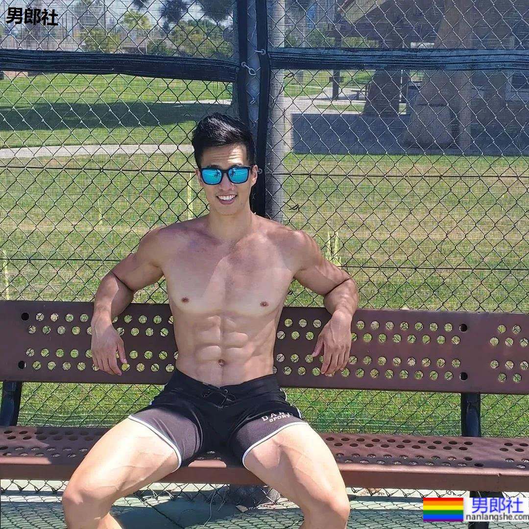 为什么网红肌肉男都爱穿紧身衣？！ - 51虹马