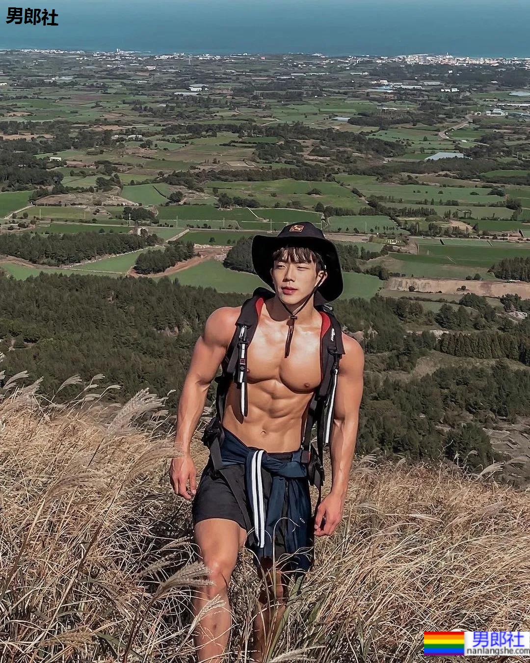 为什么网红肌肉男都爱穿紧身衣？！ - 51虹马