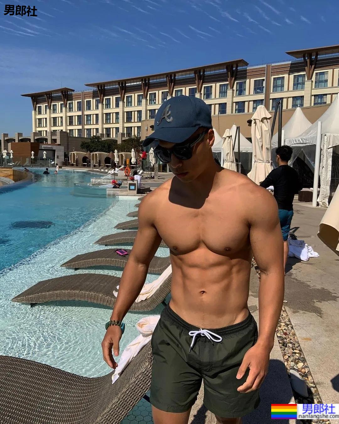 为什么网红肌肉男都爱穿紧身衣？！ - 51虹马