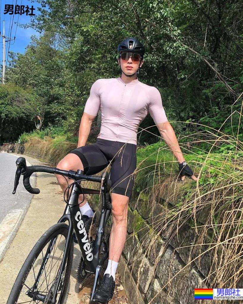 为什么网红肌肉男都爱穿紧身衣？！ - 51虹马