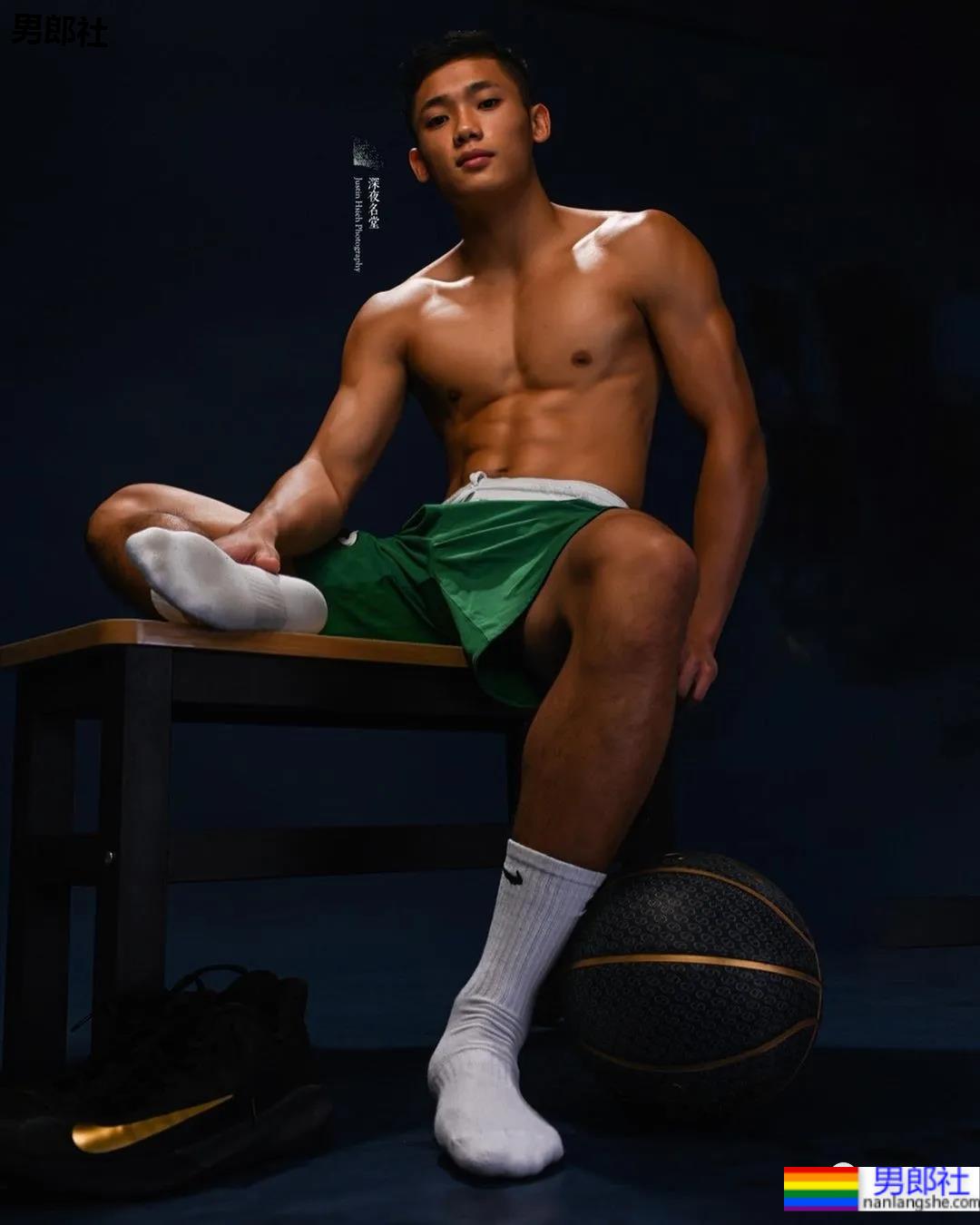 为什么网红肌肉男都爱穿紧身衣？！ - 51虹马