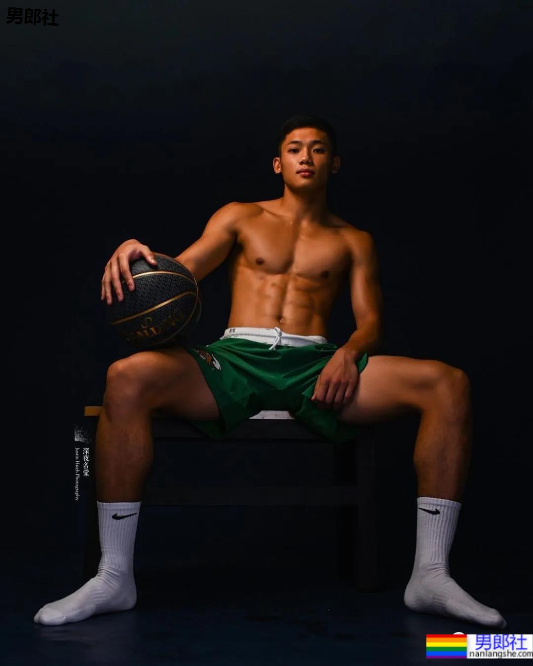 为什么网红肌肉男都爱穿紧身衣？！ - 51虹马