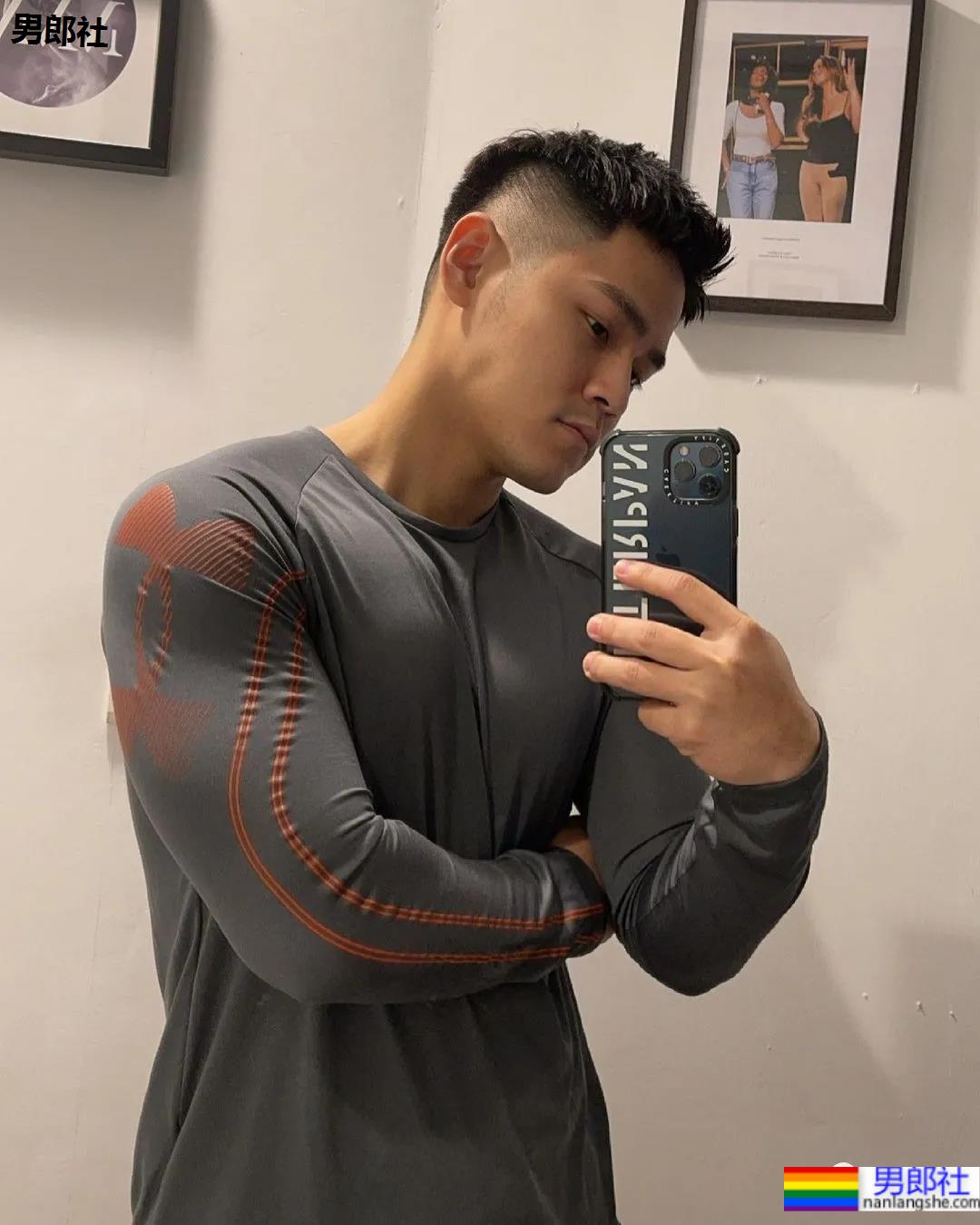 为什么网红肌肉男都爱穿紧身衣？！ - 51虹马