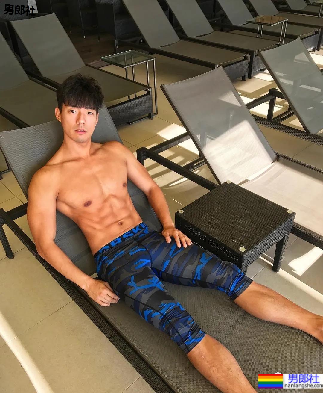 为什么网红肌肉男都爱穿紧身衣？！ - 51虹马