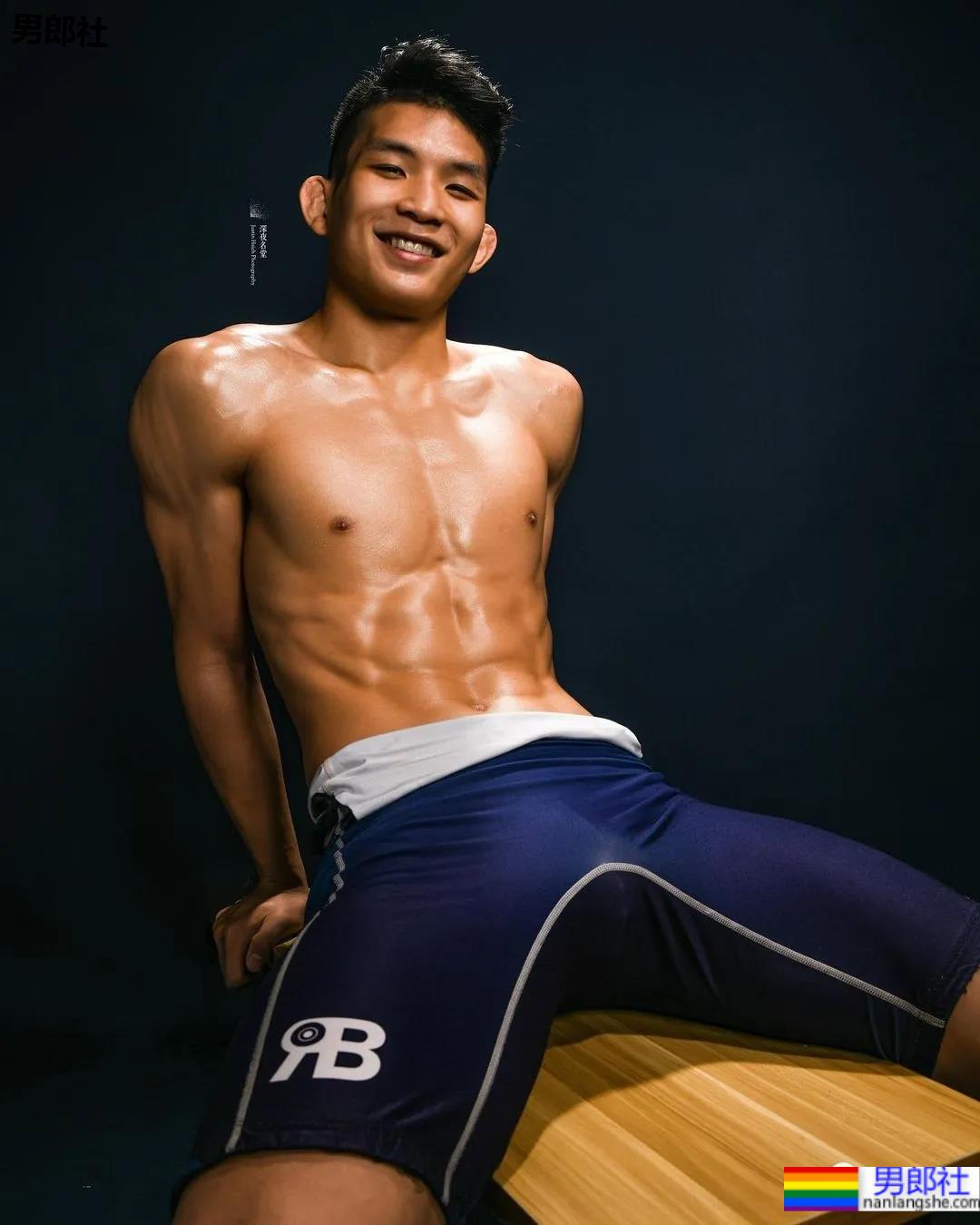 为什么网红肌肉男都爱穿紧身衣？！ - 51虹马