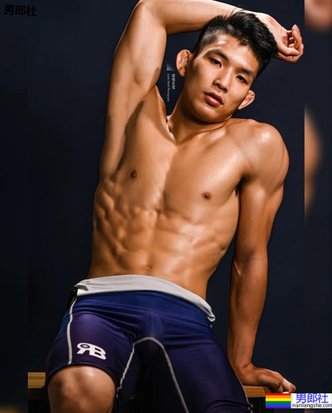 为什么网红肌肉男都爱穿紧身衣？！ - 51虹马