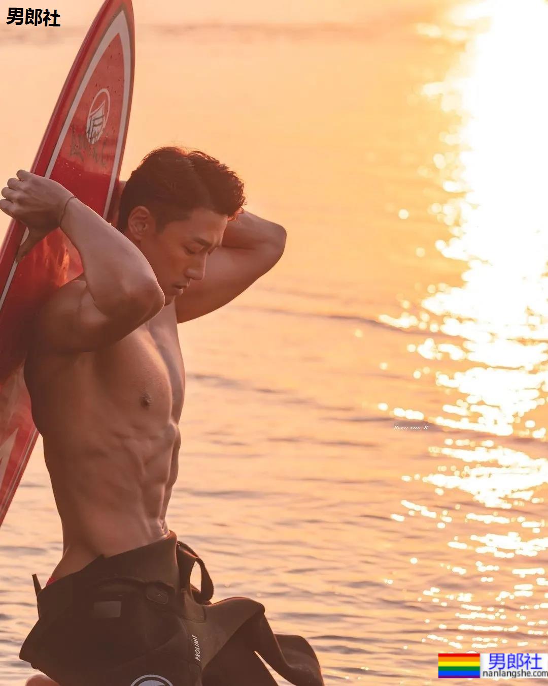 为什么网红肌肉男都爱穿紧身衣？！ - 51虹马