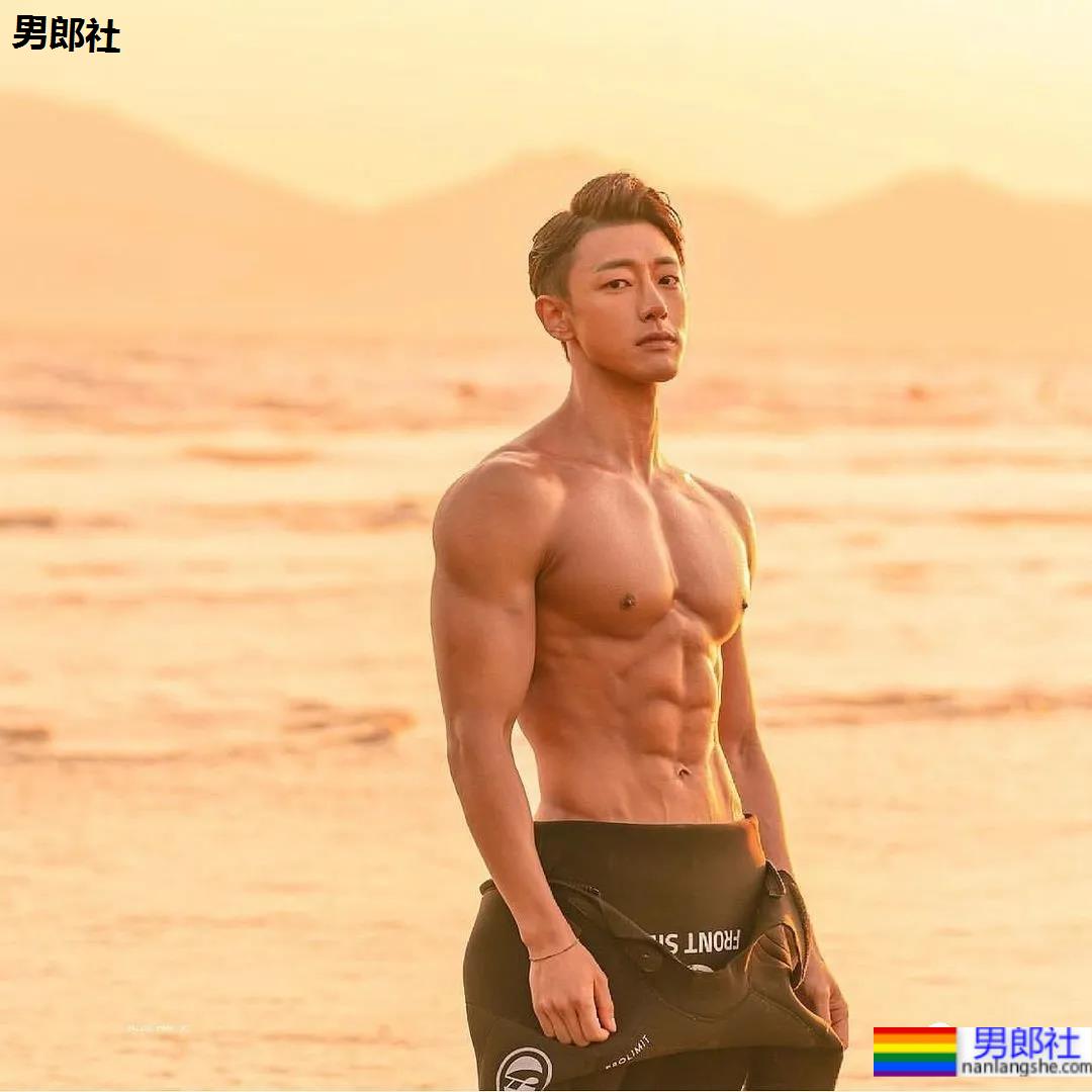 为什么网红肌肉男都爱穿紧身衣？！ - 51虹马