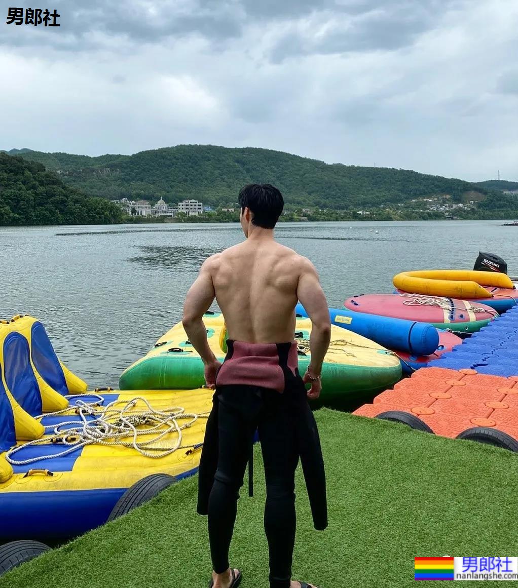 为什么网红肌肉男都爱穿紧身衣？！ - 51虹马