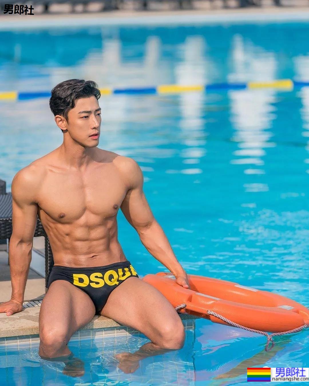 为什么网红肌肉男都爱穿紧身衣？！ - 51虹马